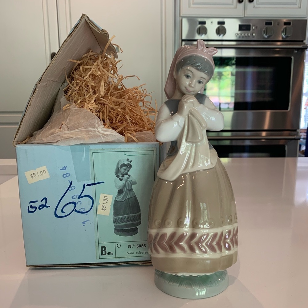 RETIRED Lladro 5026 Blushful Girl glazed figurine